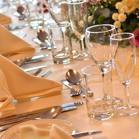 מלון Damson Dene 4*